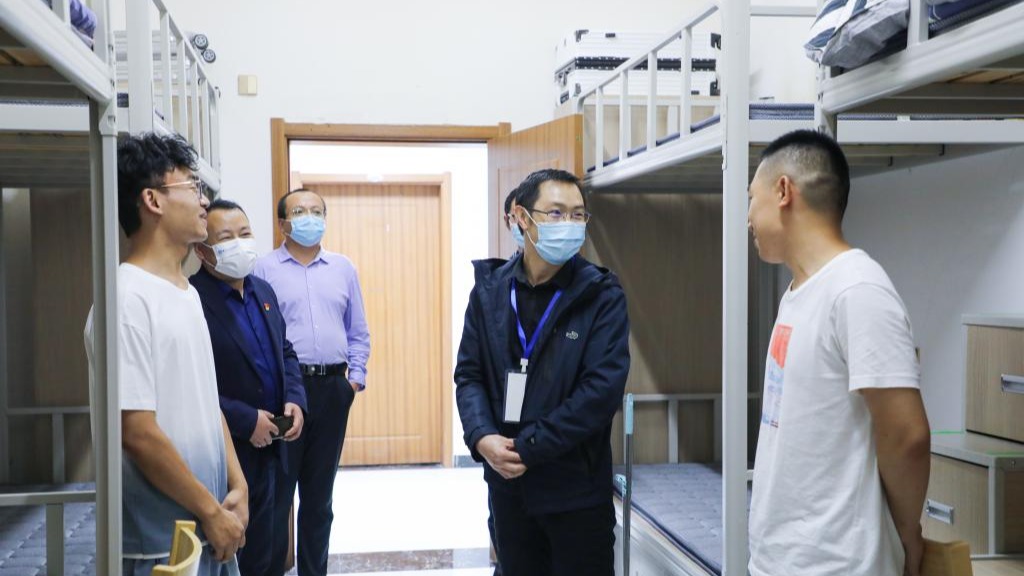 学校领导亲切慰问2022年专升本新生