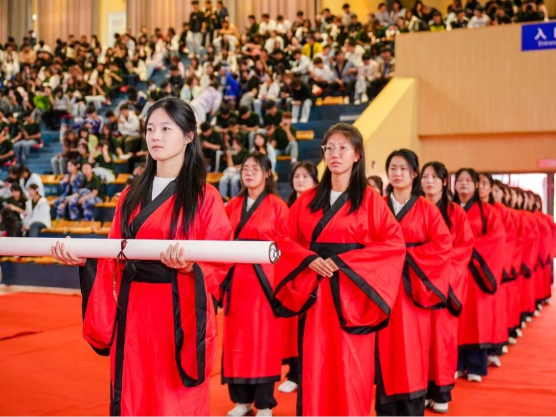 beat365官网唯一入口2025年开学典礼隆重举行，千余名新生开启逐梦新征程