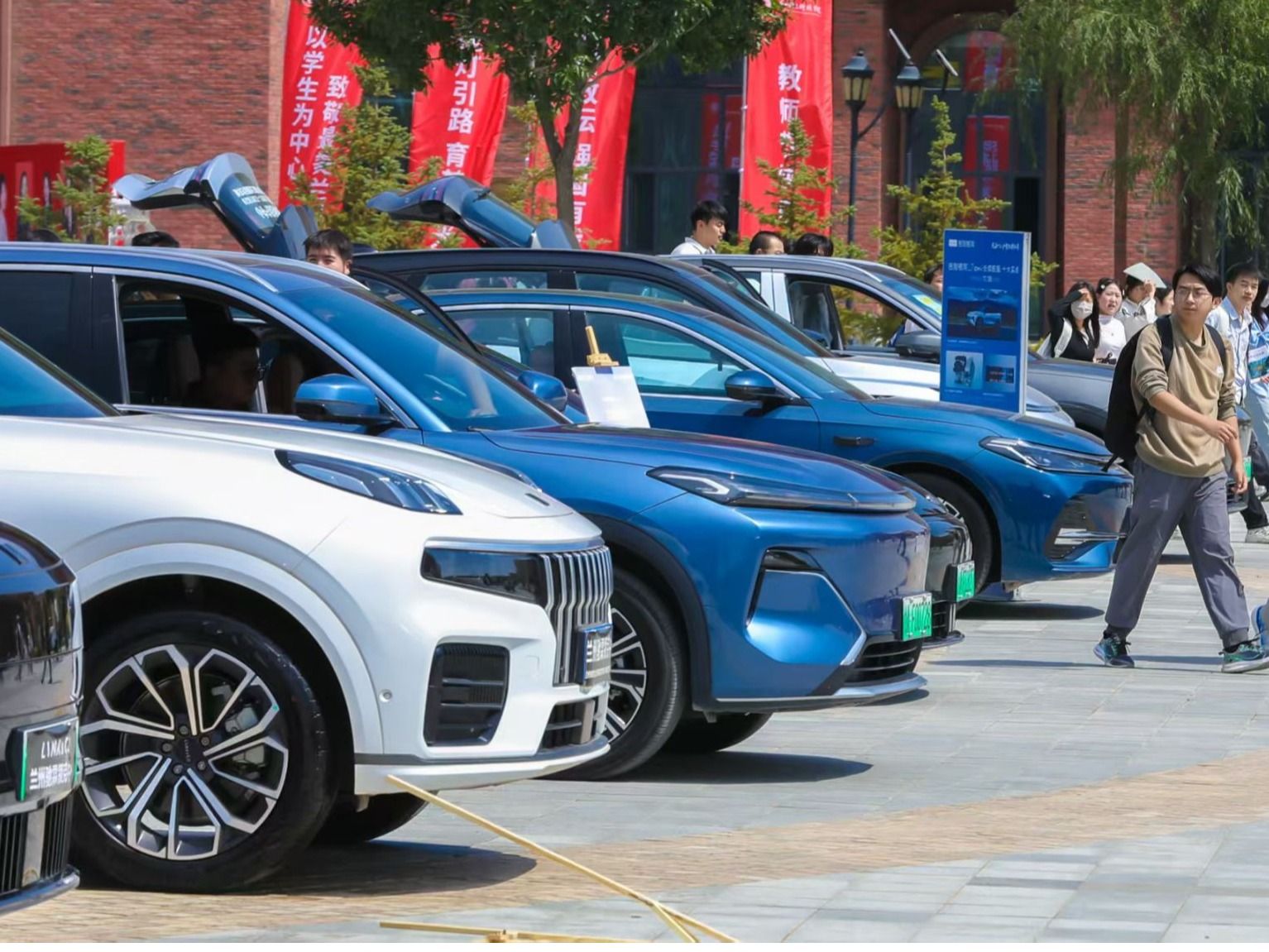 吉利走进beat365官网唯一入口，开启“招聘+车展”创新模式