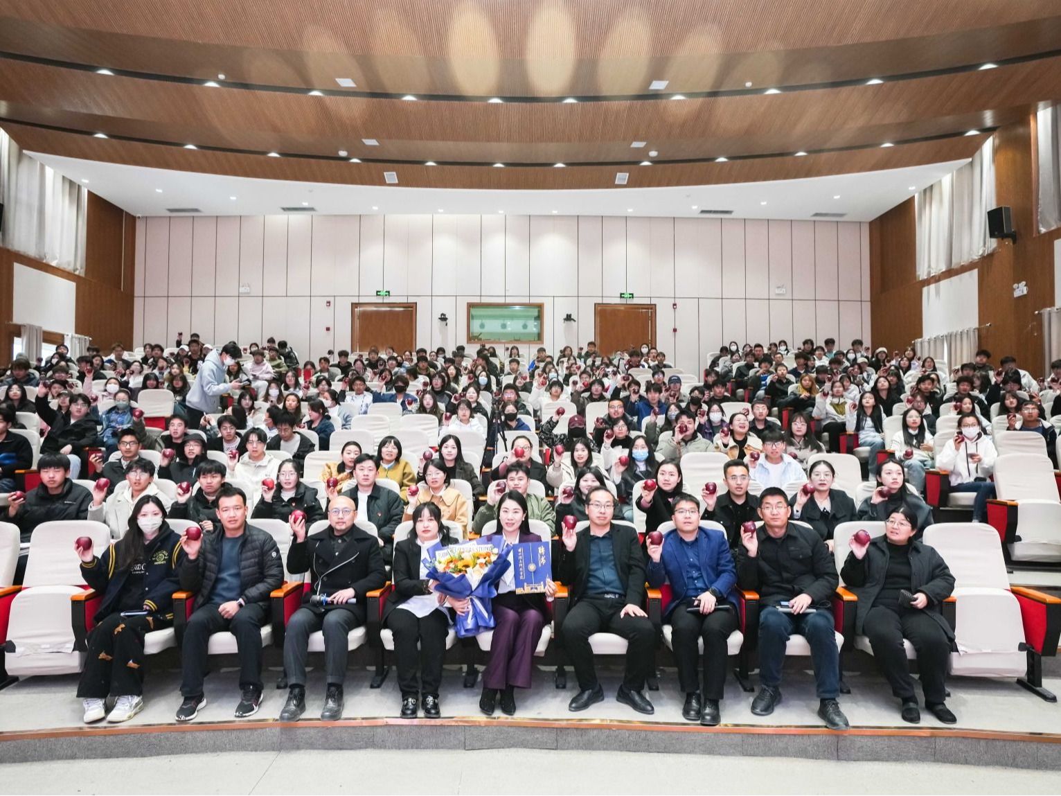 甘肃省人大代表董晓梅进校，讲述一颗苹果的“芳华路”