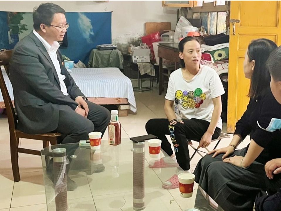 为了“不让一个学生因家庭经济困难而失学”的目标，他们去到了这里…