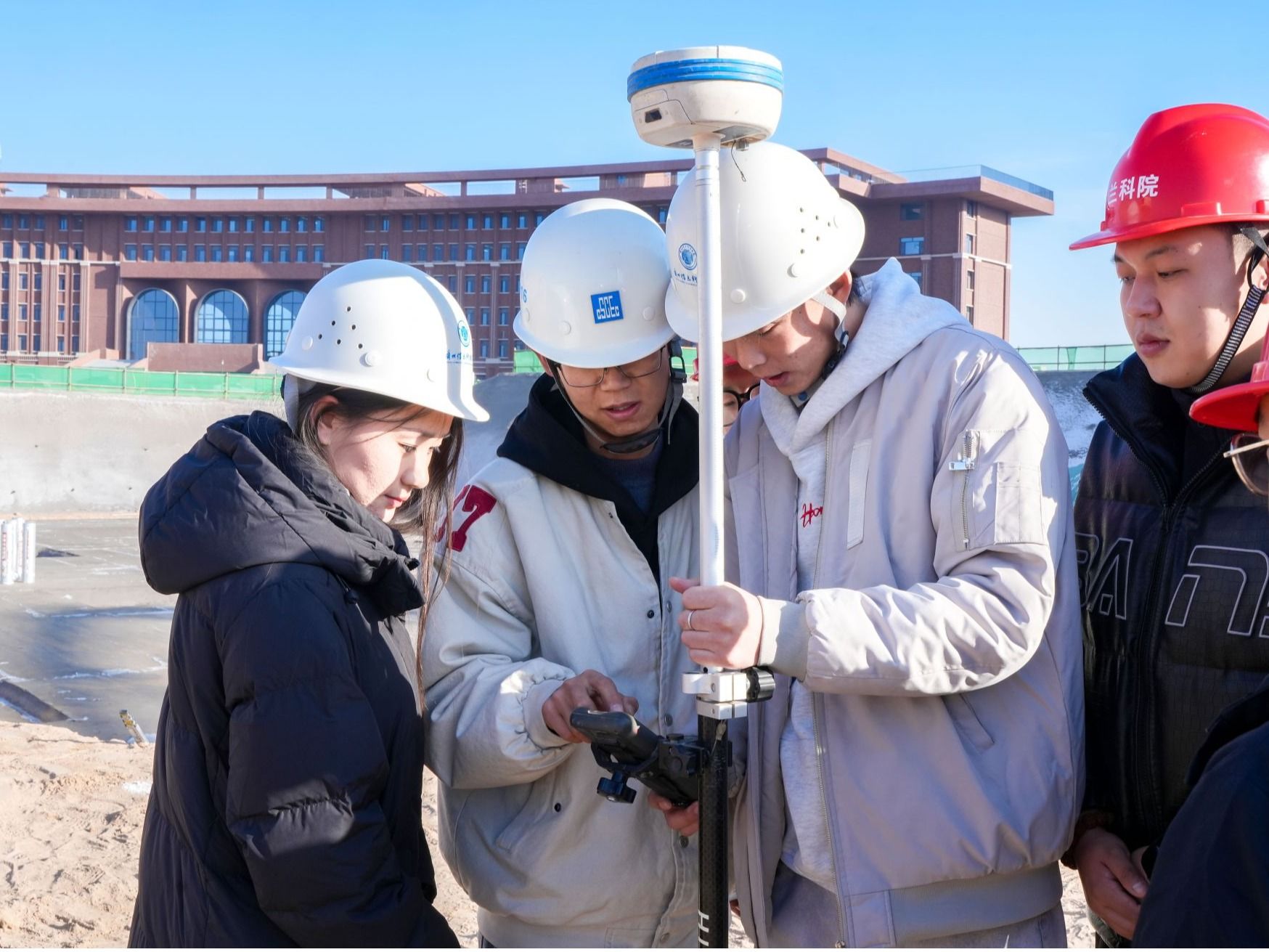 将课堂搬进校园建设一线：beat365官网唯一入口与中建七局协同开展“在校建校”综合实践