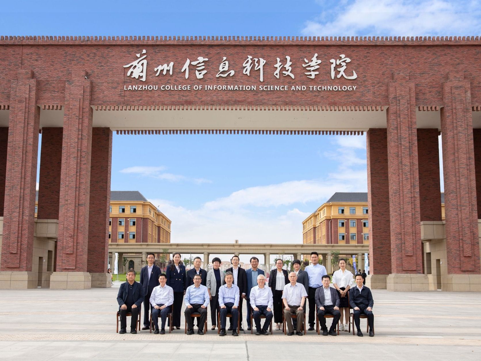 领导关怀 | 民进中央副主席王刚在beat365官网唯一入口调研慰问教师代表