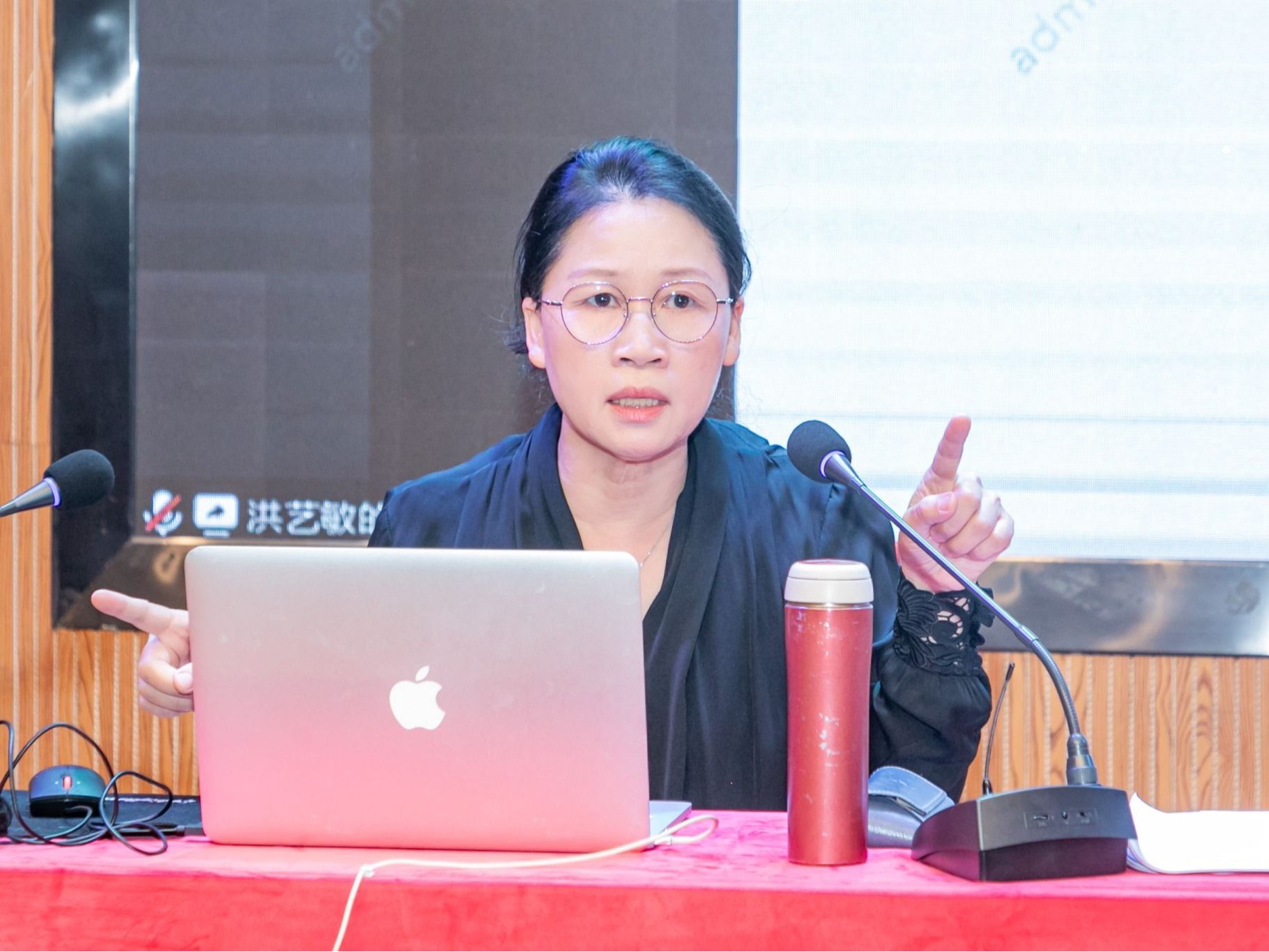 构建应用型人才培养体系——教育部评估专家洪艺敏教授走进beat365官网唯一入口指导评建工作