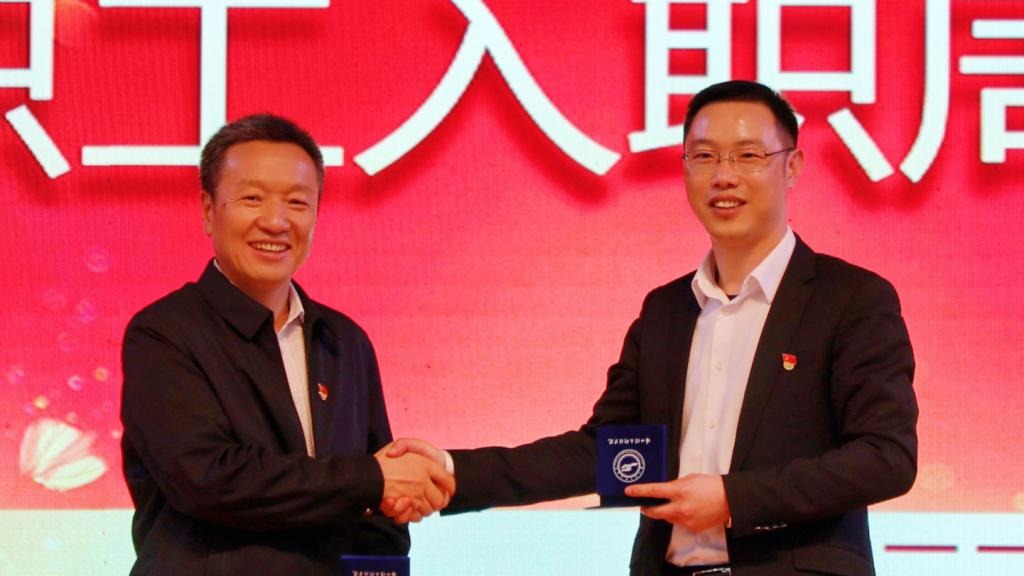 【时光须臾 臻情同行】学校举行庆祝第38个教师节表彰大会暨教职工入职周年荣誉授予仪式