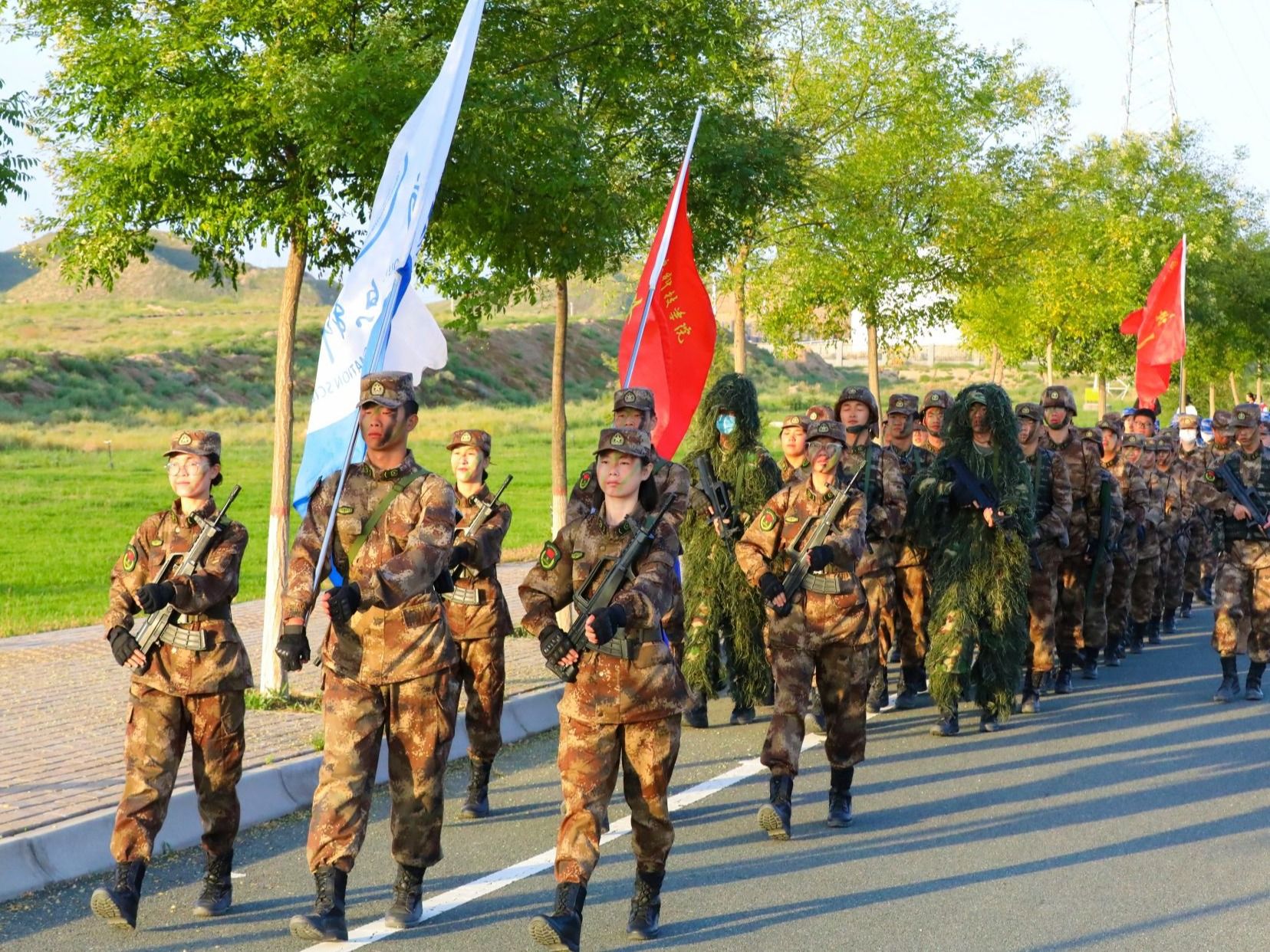 脚步丈量青春 汗水锤炼意志——beat365官网唯一入口2025级新生野外拉练活动圆满完成