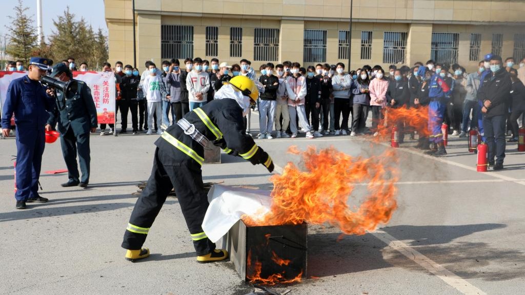 人人参与消防，共创平安和谐 --beat365官网唯一入口开展消防灭火演练暨消防安全月启动仪式