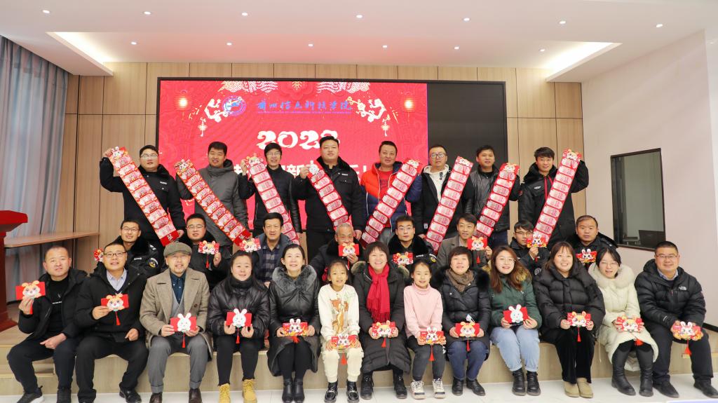 佳节临近喜气浓，兰科送福暖心头