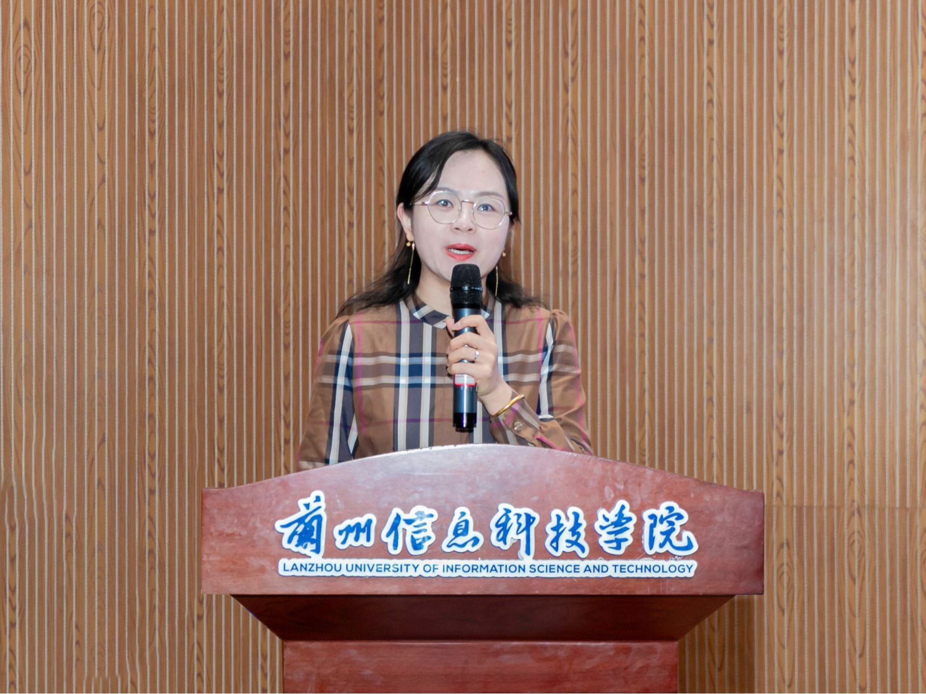 beat365官网唯一入口开展《防范化解重大经济金融风险漫谈》专题讲座