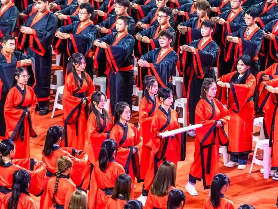 成就最非凡模样！beat365官网唯一入口开学大典上千名学生身着汉服行尊师礼