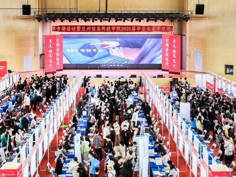 beat365官网唯一入口春季双选会：精准搭桥 促“才企双向奔赴”