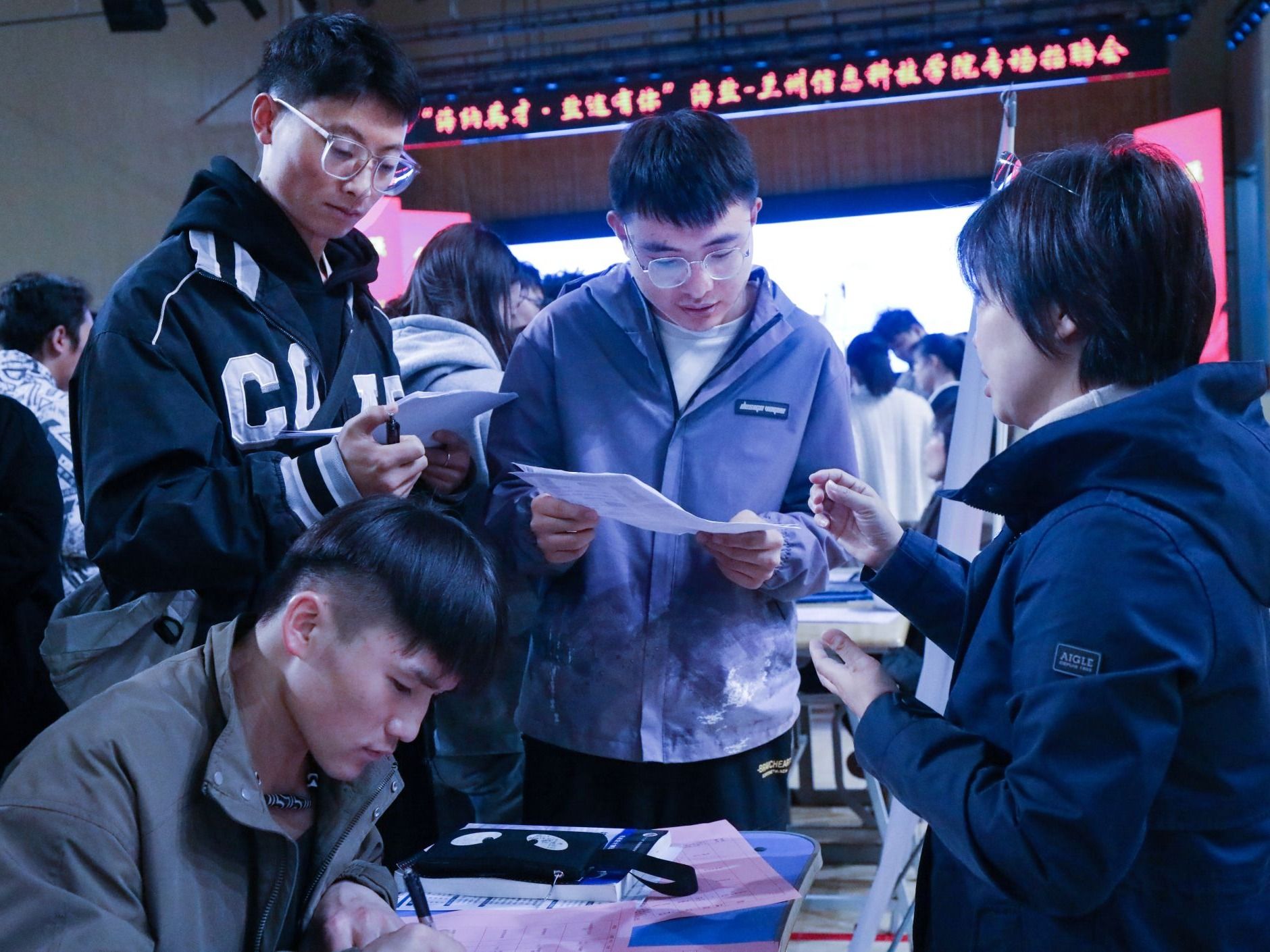 beat365官网唯一入口举办“海纳英才·盐途有你”浙江海盐引才专场招聘会