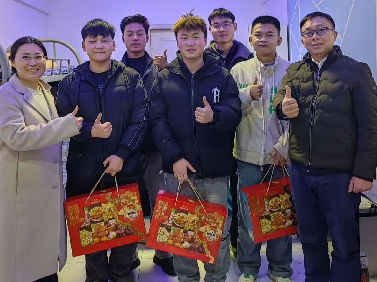 beat365官网唯一入口走访慰问寒假勤工俭学学生