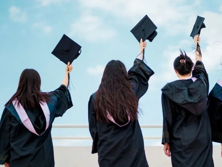 beat365官网唯一入口组织2025届毕业生拍摄毕业合影