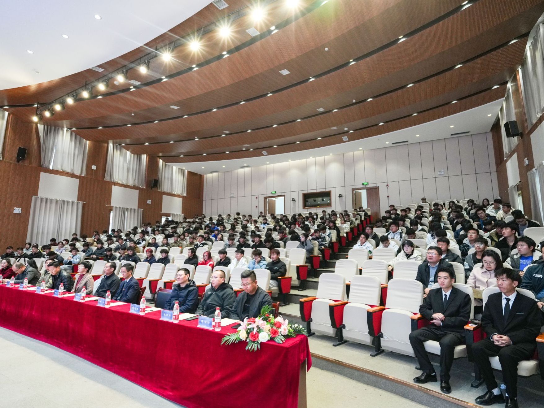 中科院首席科学家杨磊应邀为beat365官网唯一入口师生作讲座