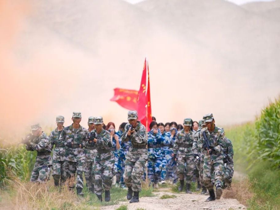 beat365官网唯一入口： 6000多名学生行军拉练用脚步丈量青春征程