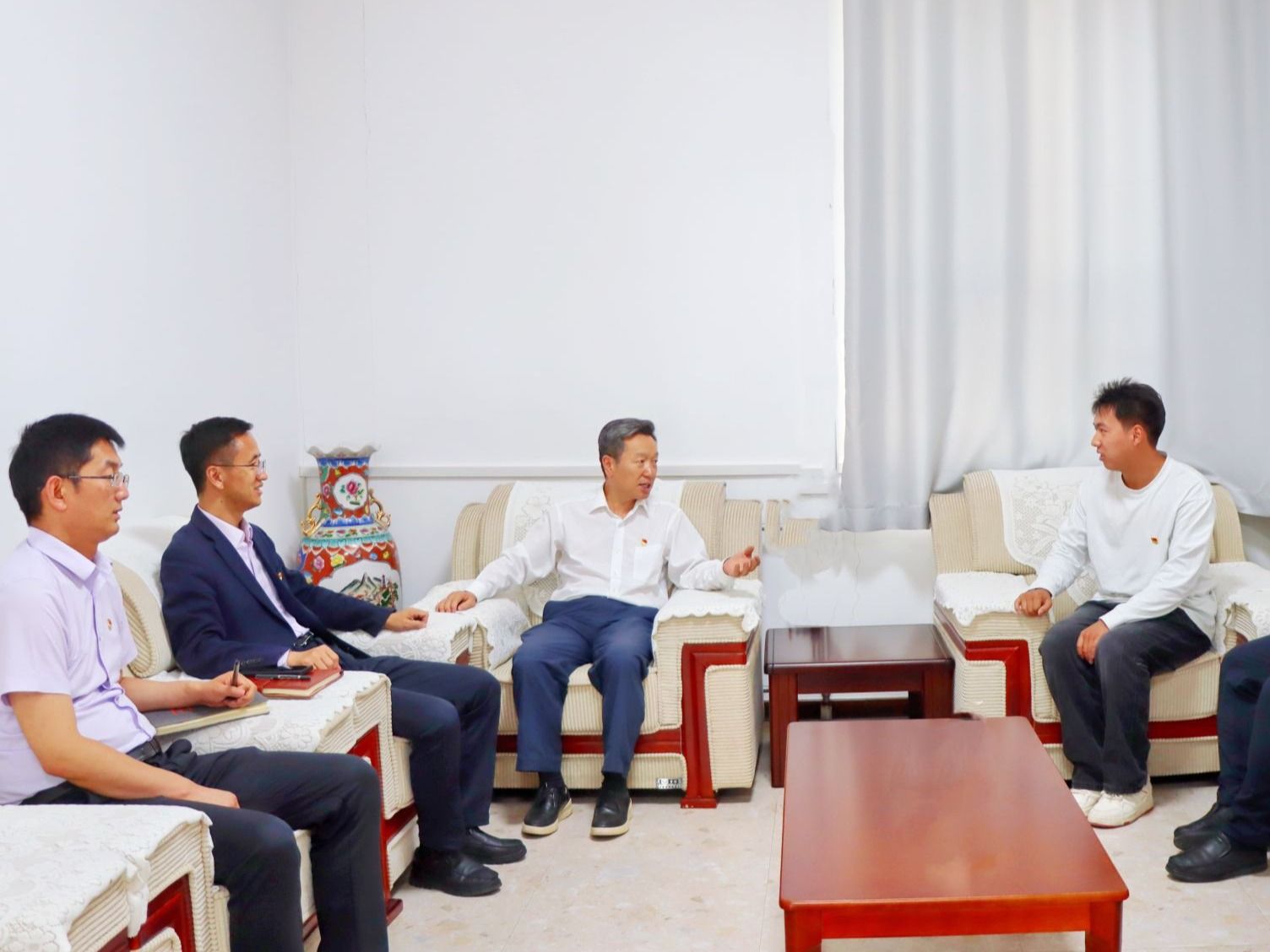 beat365官网唯一入口党委书记与省人大代表学生深入交谈，共话育人与履职