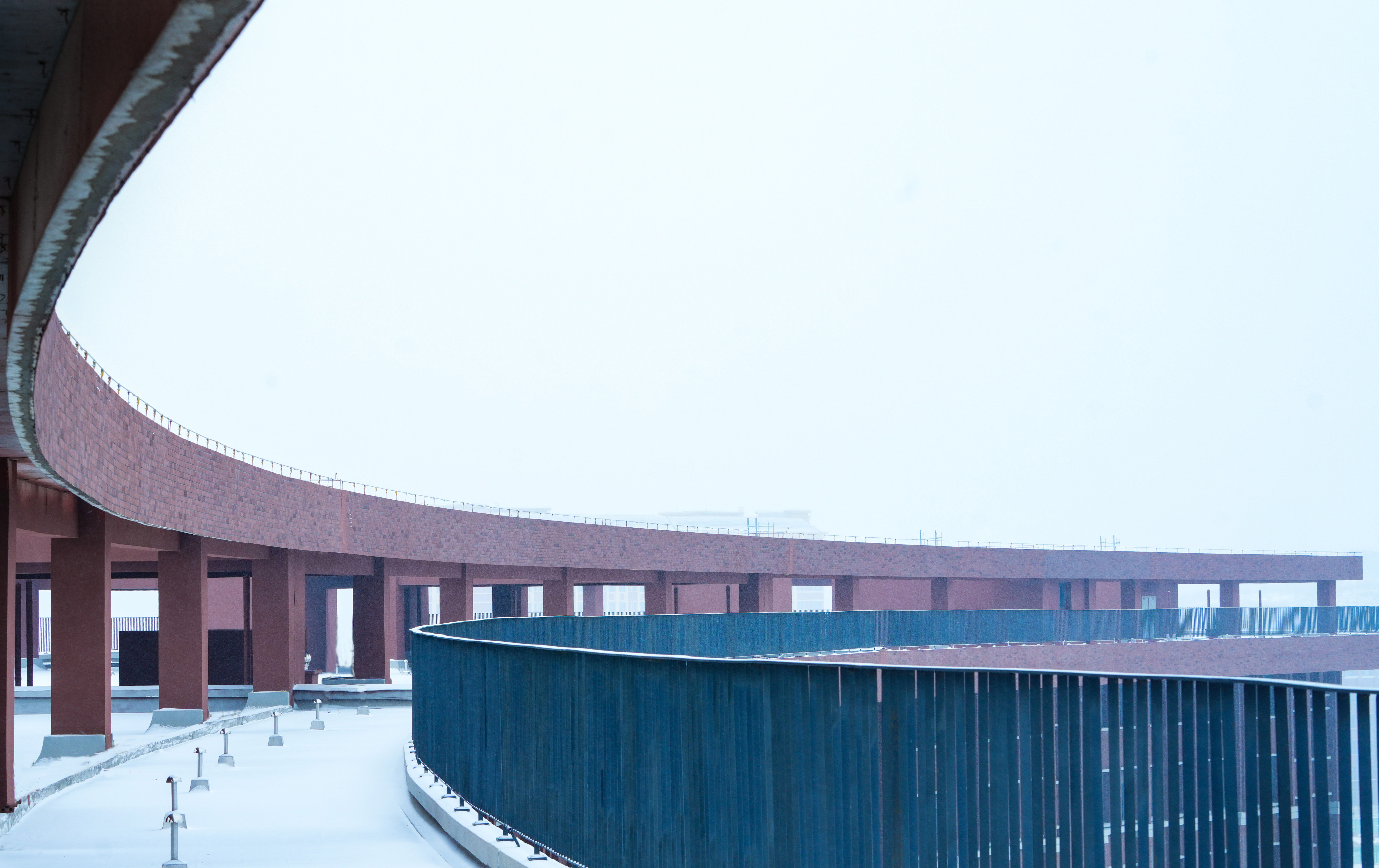 一号教学楼楼顶雪景